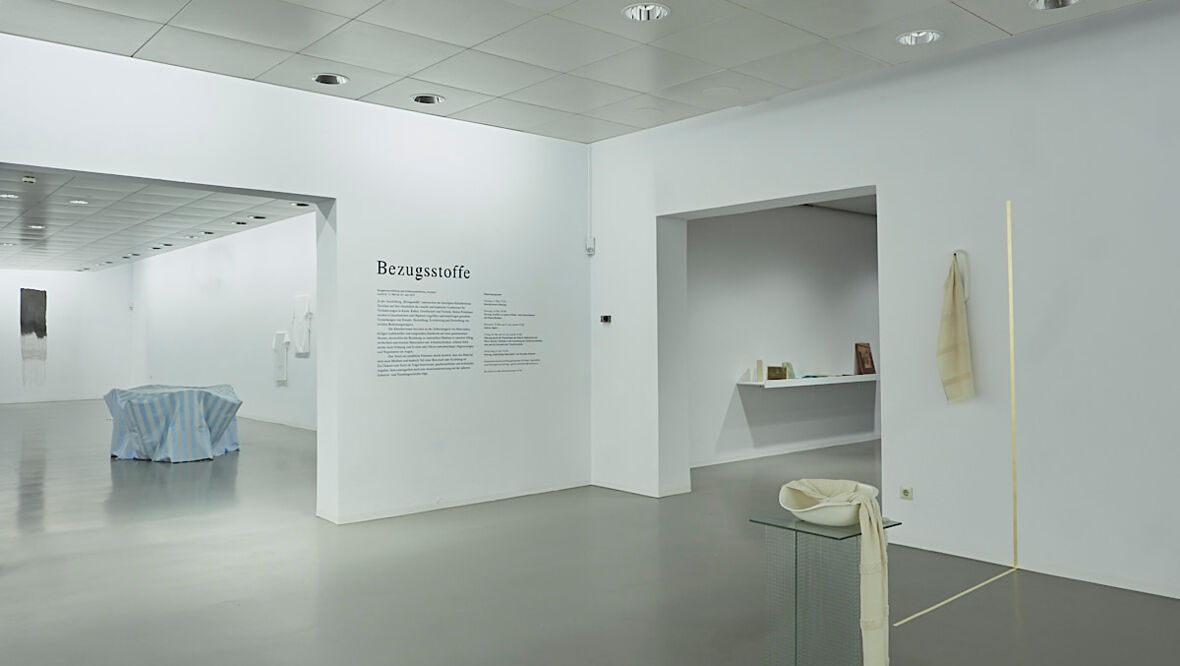 Galerie Hollenstein – Kunstraum und Sammlung, Ausstellung "Bezugsstoffe"