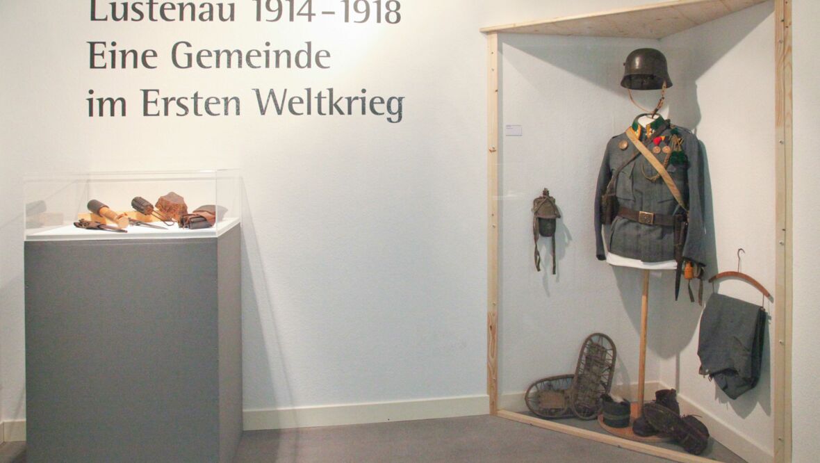 Uniform und Handgranaten, Foto: Helmuth Heinz