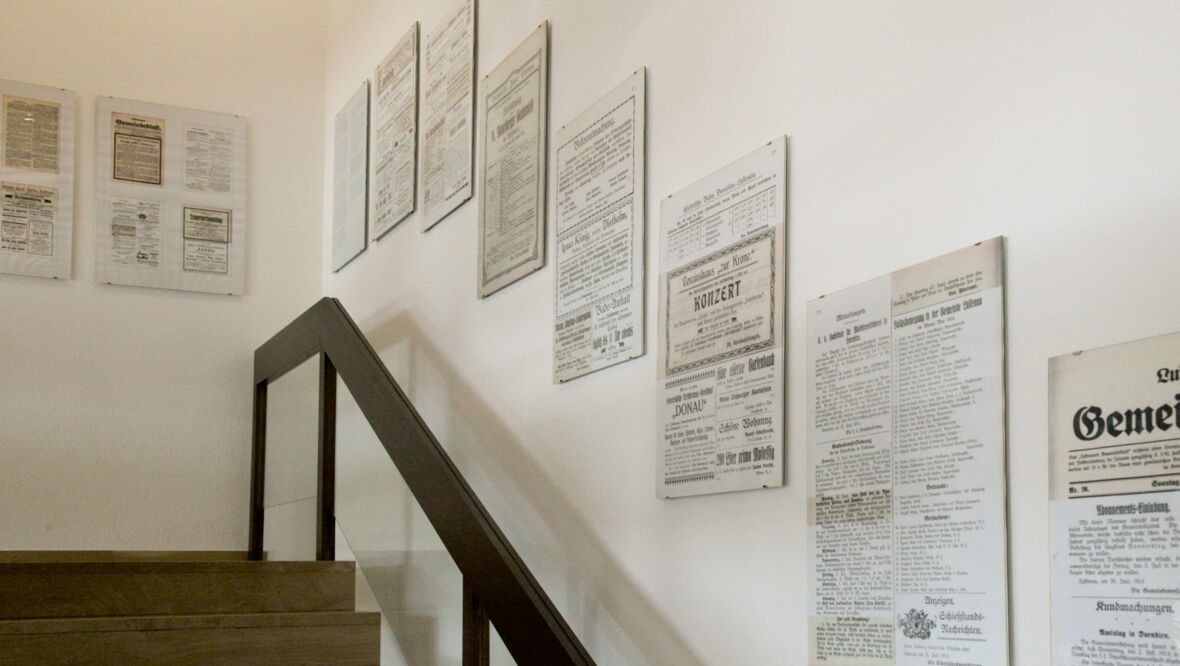 Stiegenaufgang mit Scans aus dem Gemeindeblatt 1914