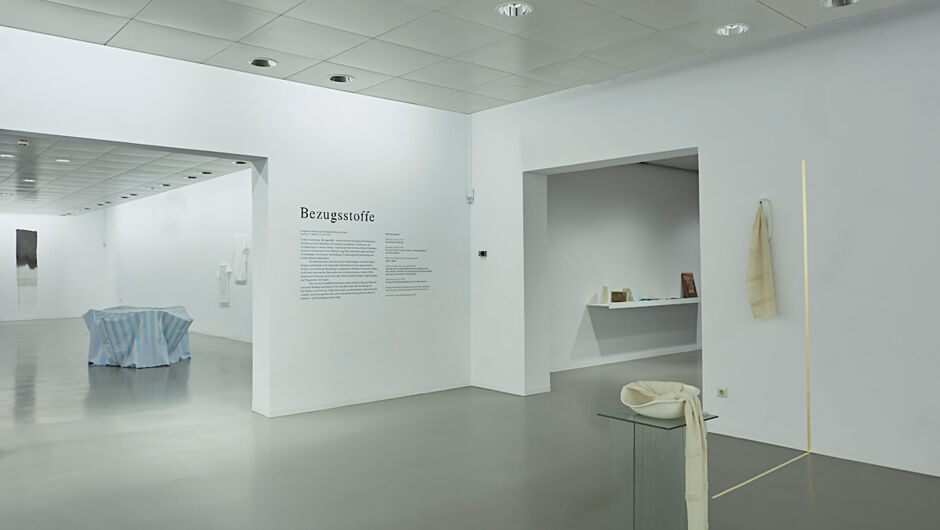Galerie Hollenstein – Kunstraum und Sammlung, Ausstellung "Bezugsstoffe" Galerie Hollenstein – Kunstraum und Sammlung, Ausstellung "Bezugsstoffe"
