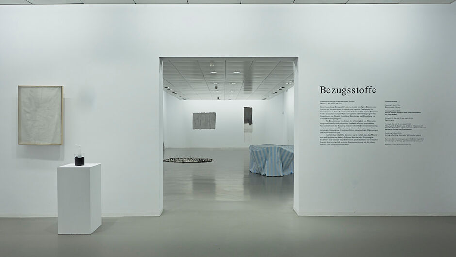 Galerie Hollenstein – Kunstraum und Sammlung, Ausstellung "Bezugsstoffe" Galerie Hollenstein – Kunstraum und Sammlung, Ausstellung "Bezugsstoffe"