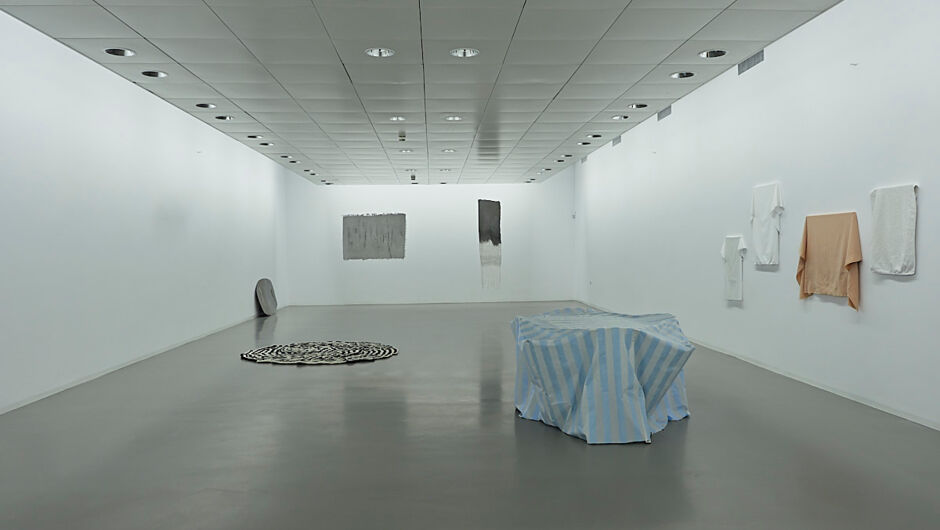 Galerie Hollenstein – Kunstraum und Sammlung, Ausstellung "Bezugsstoffe" Galerie Hollenstein – Kunstraum und Sammlung, Ausstellung "Bezugsstoffe"